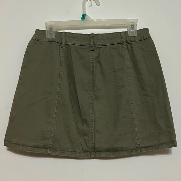 Celebrity Pink Mini Skirt. Green. Medium - Picture 2 of 7